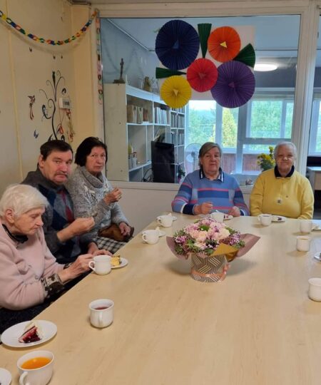Globos namų demencijų skyriaus gyventojai šiandien rytmetį pasitiko šventiškai ir pakilios nuotaikos.