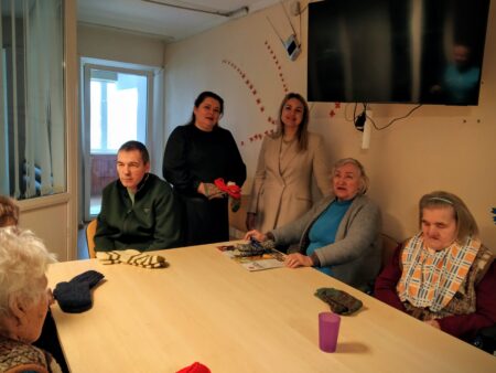 Akcija „Megztos kojinės senoliams“ pasiekė Prienų globos namus