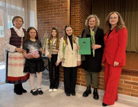 Šventė „Myliu tave, gyvenime“: paminėta Lietuvos nepriklausomybės atkūrimo diena ir pagerbti aktyviausi globos namų gyventojai