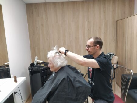 Kirpėjas Andrius aplankė Globos namus